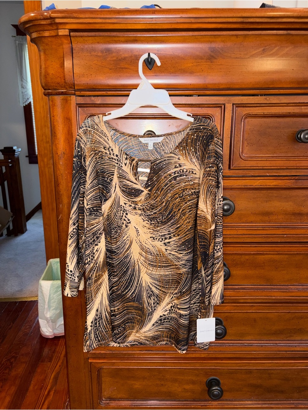 Emily Daniels Gold & Black Feather Print Keyhole Top Size L NWT
